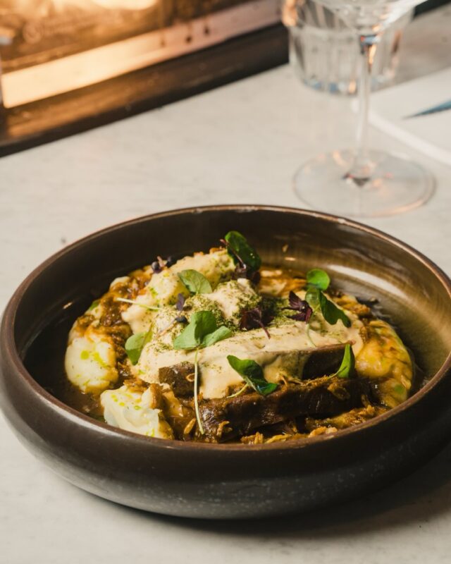 GESTOOFDE KALFSWANGEN
Kastanjechampignons · aardappelpuree · mierikswortel-espuma · krokante uitjes · peterseliepoeder

#finefood #groepen #lunch #diner